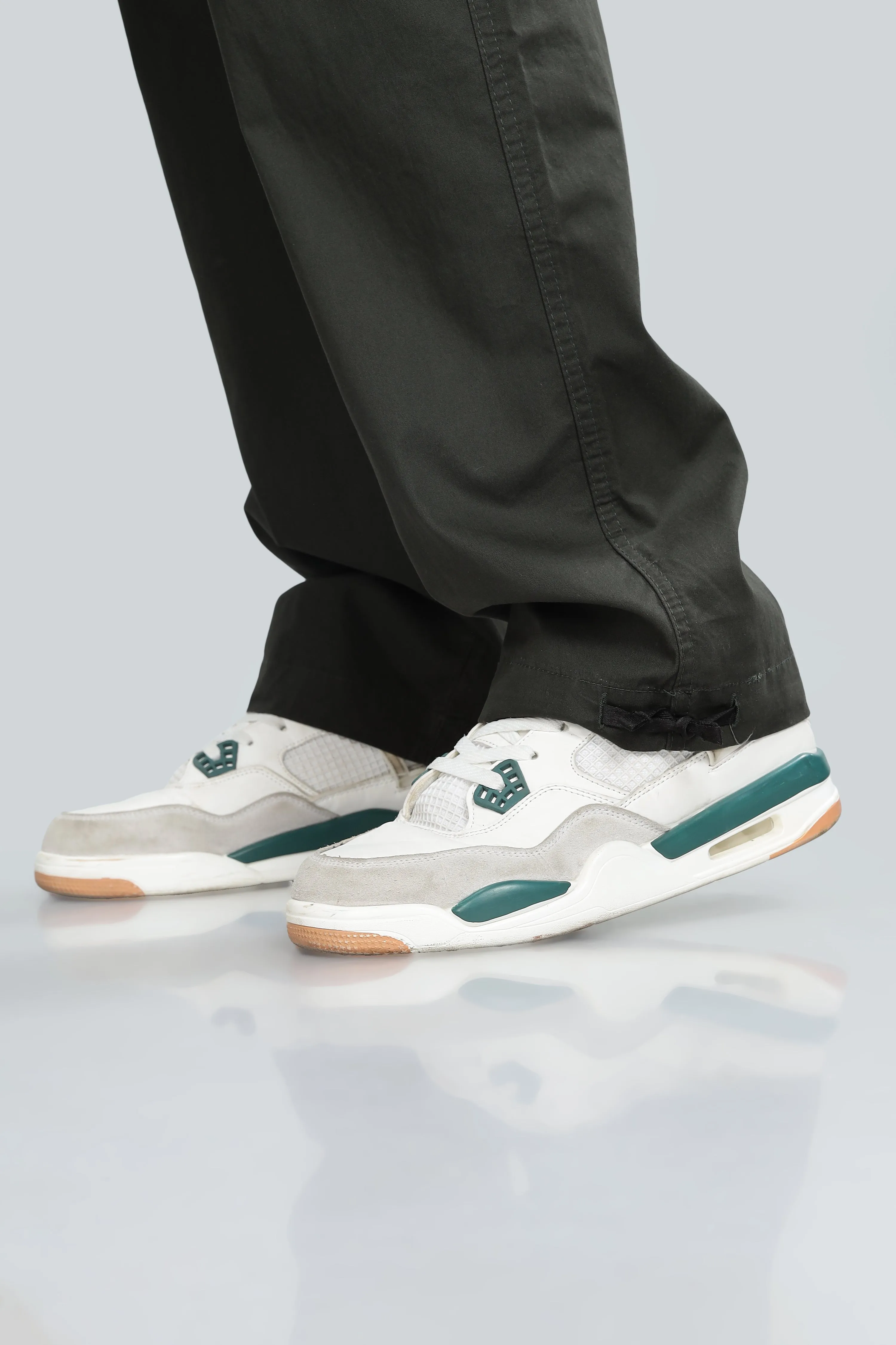 SAINTJONES GREEN STRAIGHT PANTS.